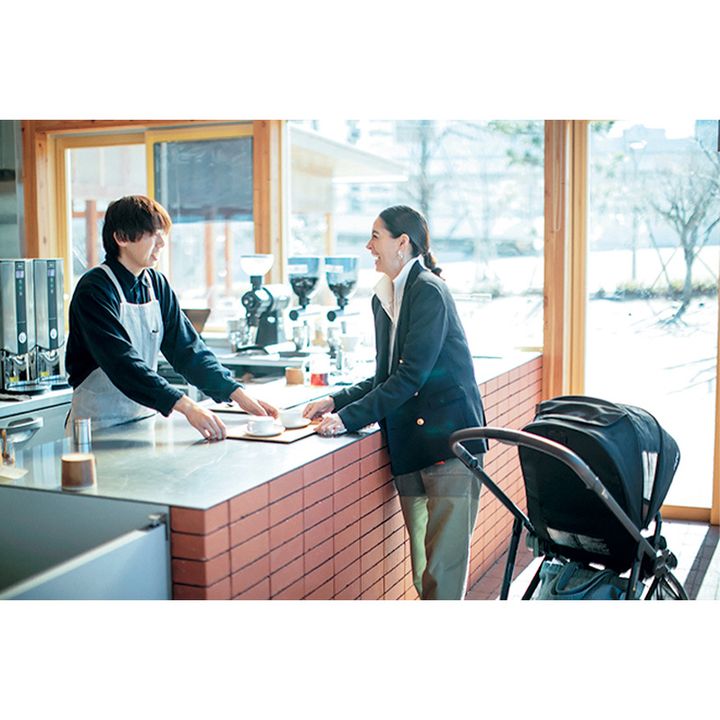 店員さんと話す森泉さん