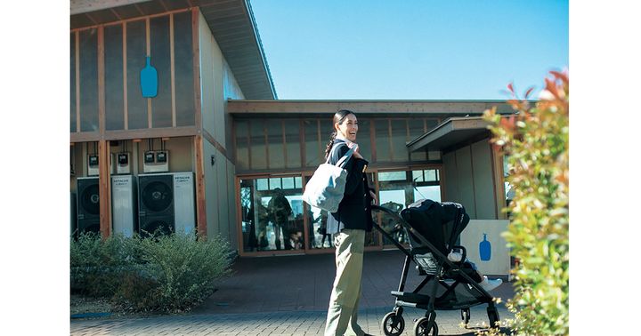 豊洲パークカフェの開放的な入り口を歩く森泉さん