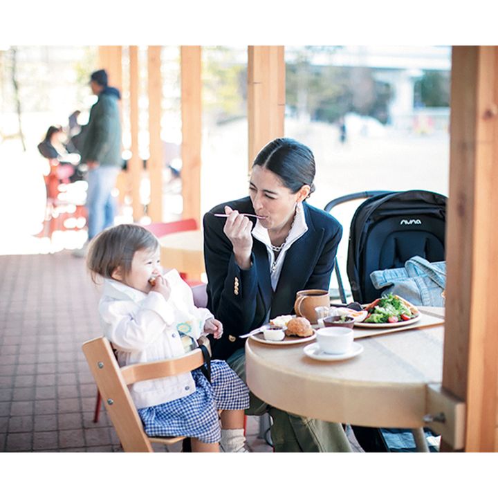 子どもとテラスで食事を摂る森泉さん