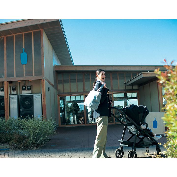 豊洲パークカフェの開放的な入り口を歩く森泉さん