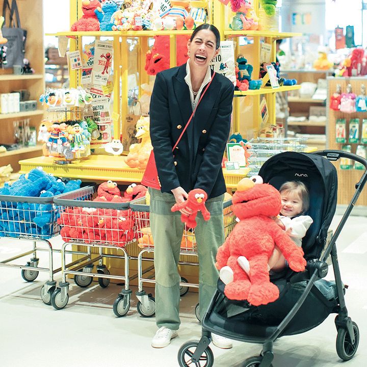 森泉さんとカートに乗った子どもがセサミストリートマーケットで楽しむ様子