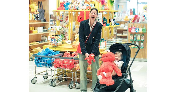 森泉さんとカートに乗った子どもがセサミストリートマーケットで楽しむ様子