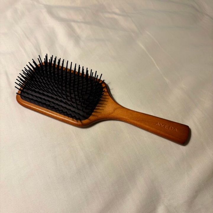 〈AVEDA〉のヘアブラシ