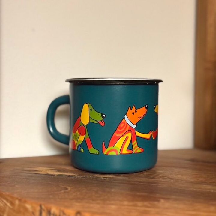 日用品図鑑：俳優・朝日ななみの愛用するフランス・ニースの思い出マグカップetc.