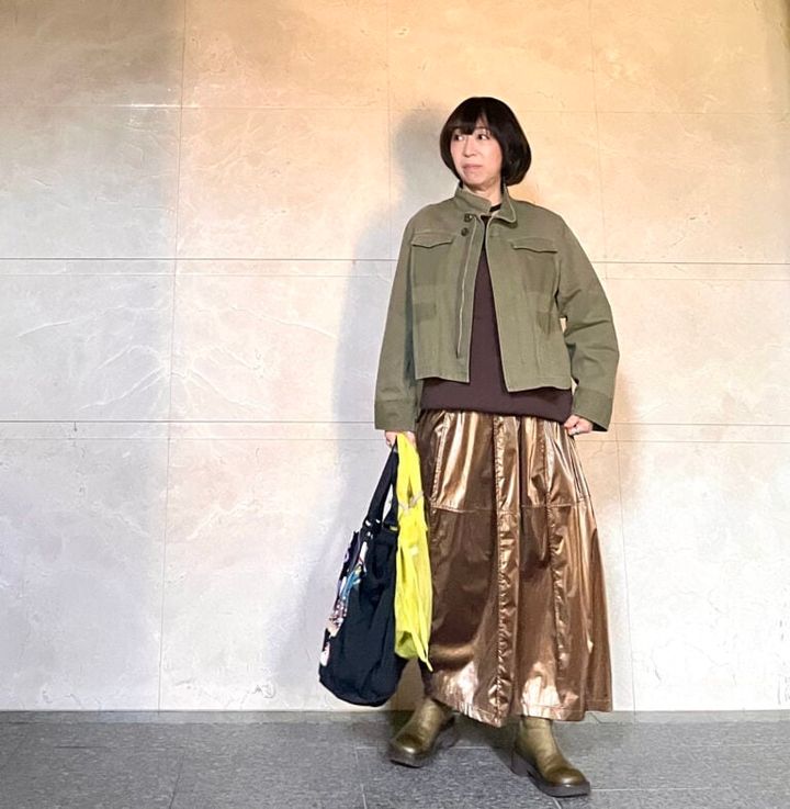 トップス／バウム・ウンド・ヘルガーテン、スカート／リヨカ、ショートジャケット／UNDERCOVER、ブーツ／MM6