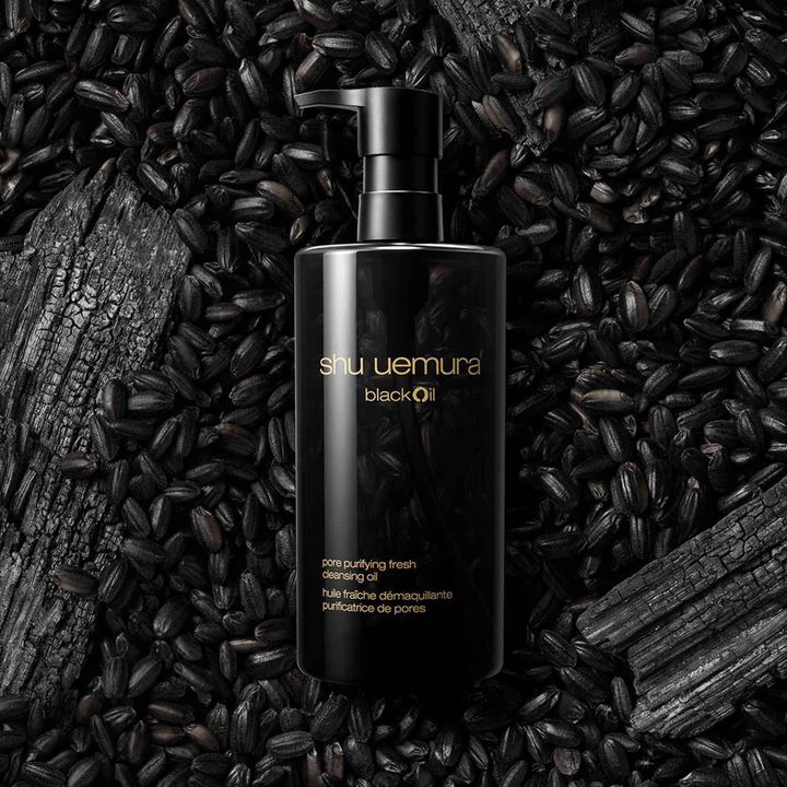 画像: 「ブラック クレンジング オイル」150ml ￥5,170、450ml ￥12,320 出典：シュウ ウエムラ
