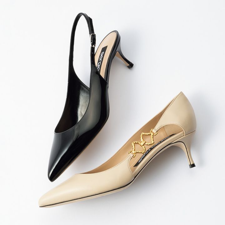 セルジオロッシの黒のバックスリングシューズとベージュのサイドに金具がついたパンプス