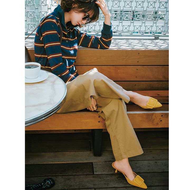 ラガーシャツとチノパンツの足元にマノロブラニクのミュールを合わせたコーデ