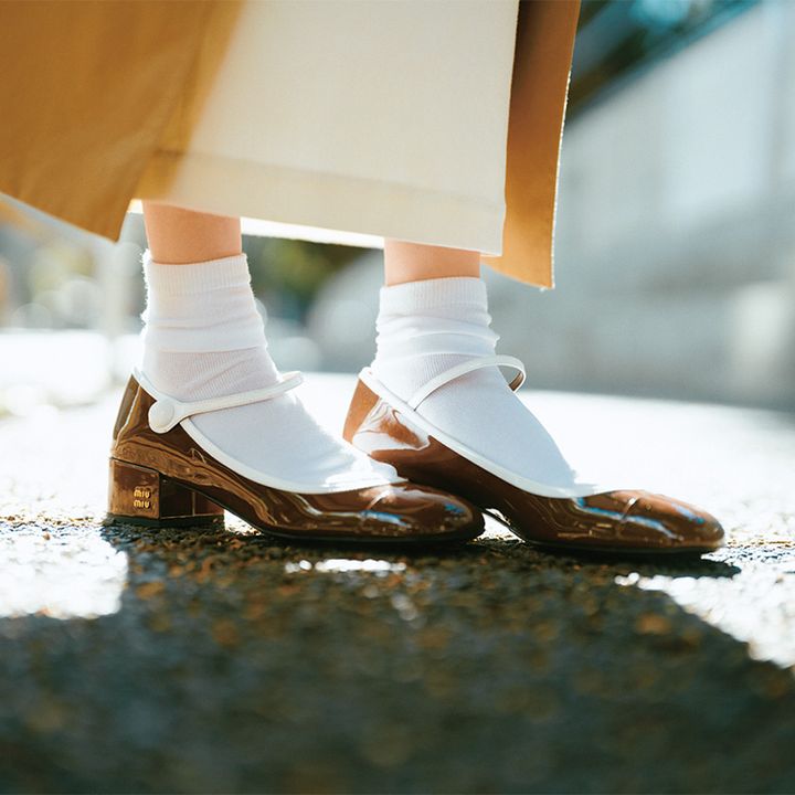 スカー白スカートに白ソックスとミュウミュウのストラップシューズを合わせた足元