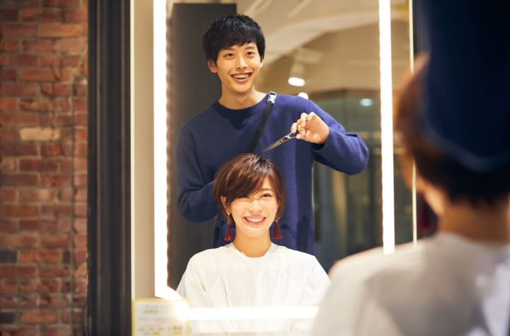 美容室でカットしてもらった後、スタイリング剤を付けてもらった方がよい？（画像はイメージ）