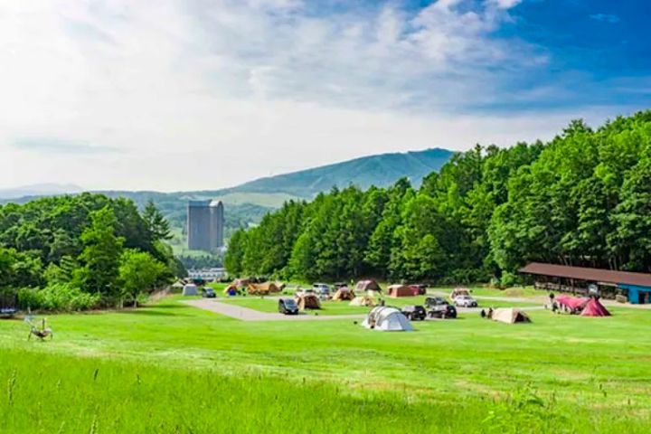 山に囲まれた大自然と多種多様なアクティビティが楽しめるリゾートキャンプ場