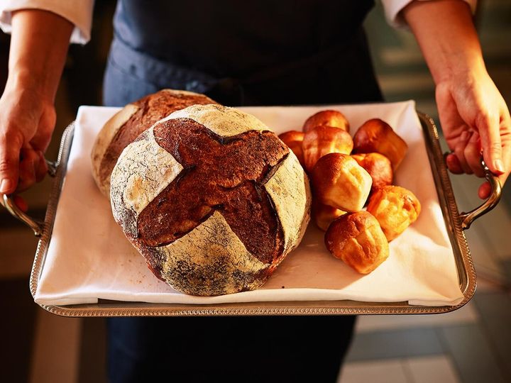 赤坂『La Gloire』のパン・ド・カンパーニュ、ミルクパン