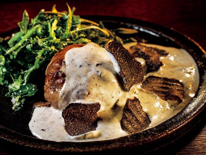 牛込神楽坂『TROMBA』の「ラムとチーズのハンバーグ トリュフソース」