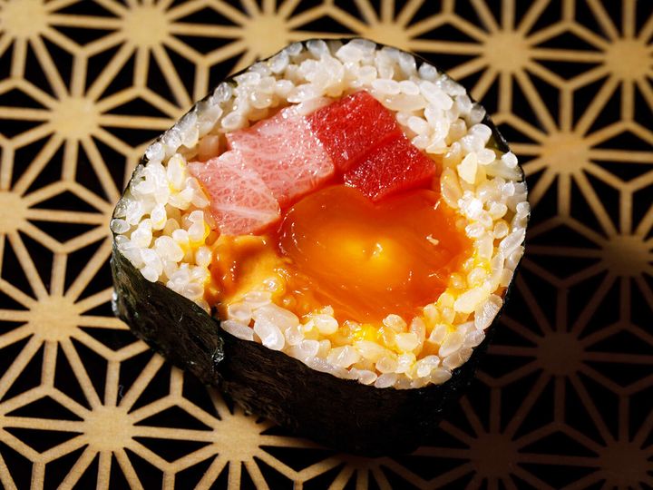 銀座『鮨よしかわ 勝 銀座 別邸』の「トロと卵黄の太巻き」