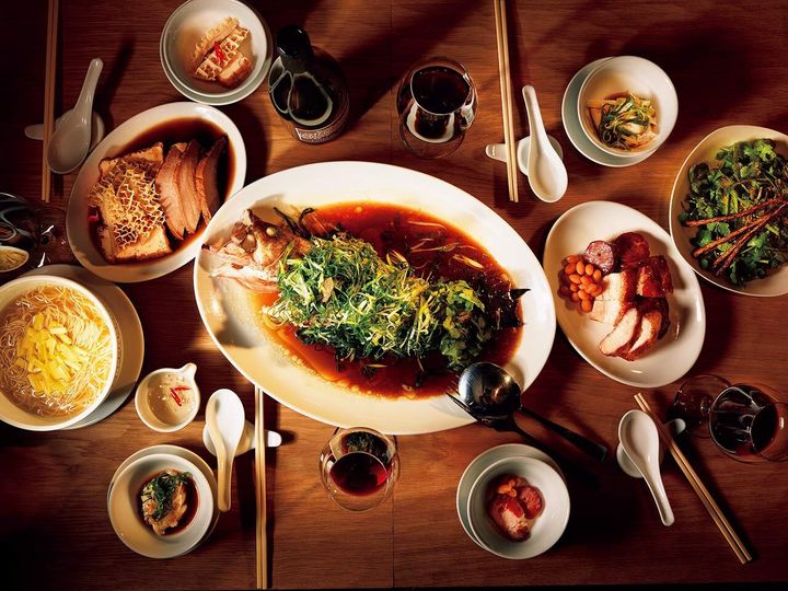 四谷三丁目『新楽記』の「特製パクチーサラダ」、「釜焼き肉５種類盛り合わせ」、「季節の蒸し魚（取材時はハタ）」、「ハチノス・アヒルの舌・豆腐のルースイ煮」、「上湯スープの広東麺」