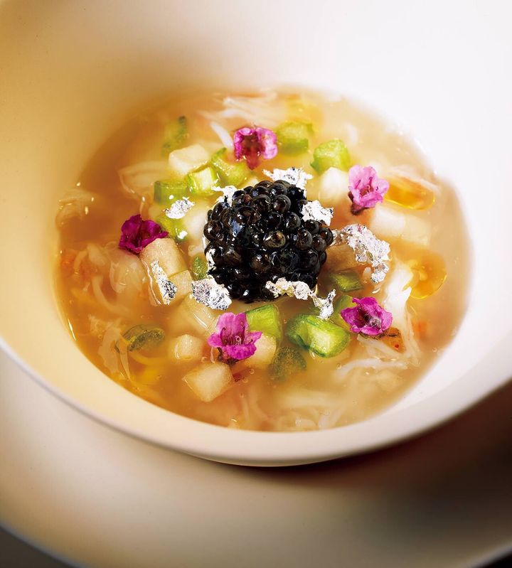 赤坂『La Gloire』の「蕪のコンソメロワイヤル ズワイガニ キャビア」