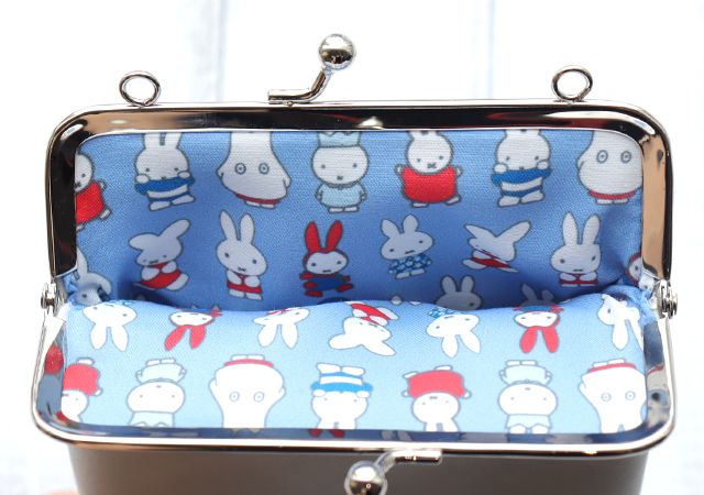 宝島社の大人のおしゃれ手帖6月号増刊の付録のミッフィーのがま口ショルダーバッグ5