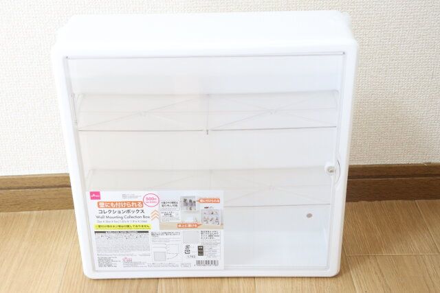 壁にもつけられるコレクションボックス（30cm×30cm×9cm）