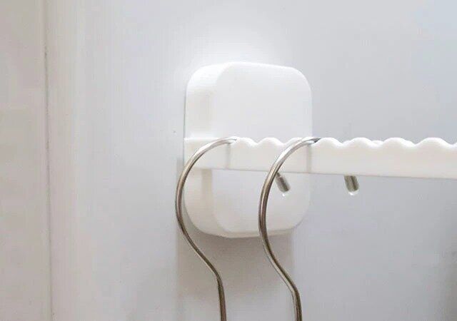 ダイソーの粘着タイプの壁掛けハンガー用フック