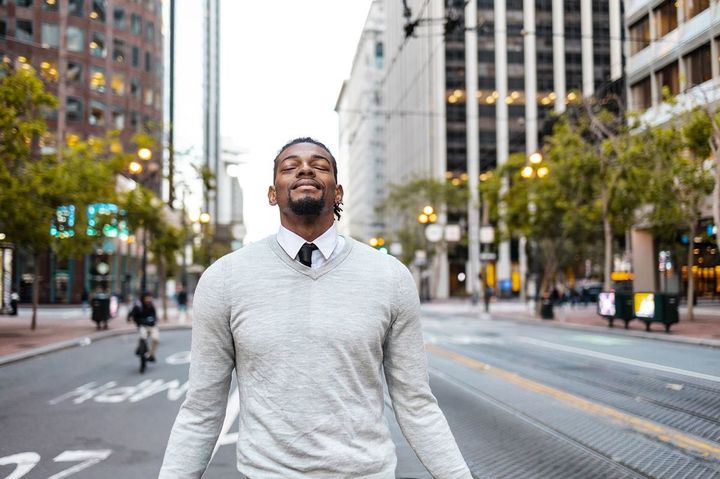 目を閉じて深呼吸をする男性