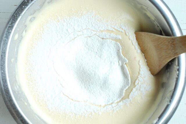 ホットケーキミックスを加え、木べらで切るように混ぜる。