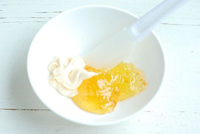 マーマレードジャムとマヨネーズをよく混ぜ合わせる。