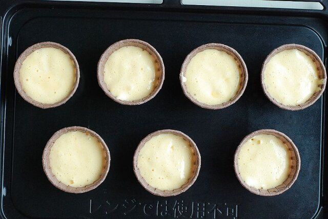 生地をカップケーキ型の7分目まで流し入れる。