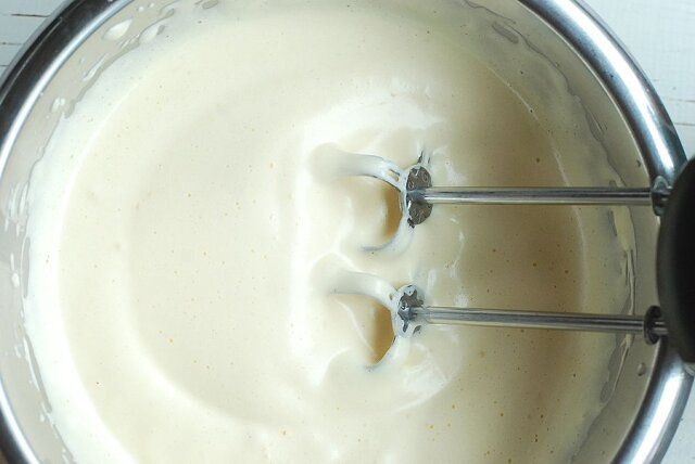 ボウルに卵を割り入れ、グラニュー糖を加えたら湯煎にかけながら泡立て器で泡立てる。