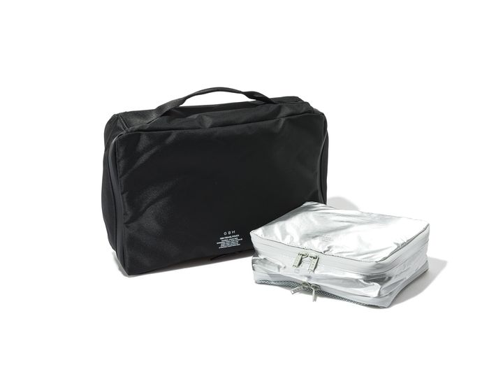 旅行時の荷物をスマートに収納するトラベルポーチ