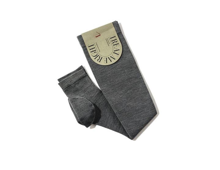 長時間移動やたくさん歩いた日の夜など、脚のむくみが気になる時に履きたい着圧ソックス