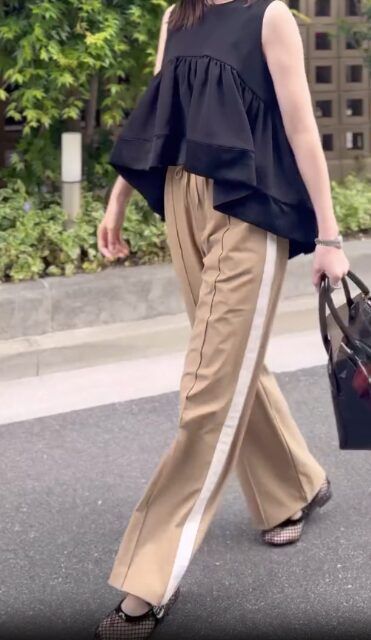 黒トップスとトラックパンツのコーデ