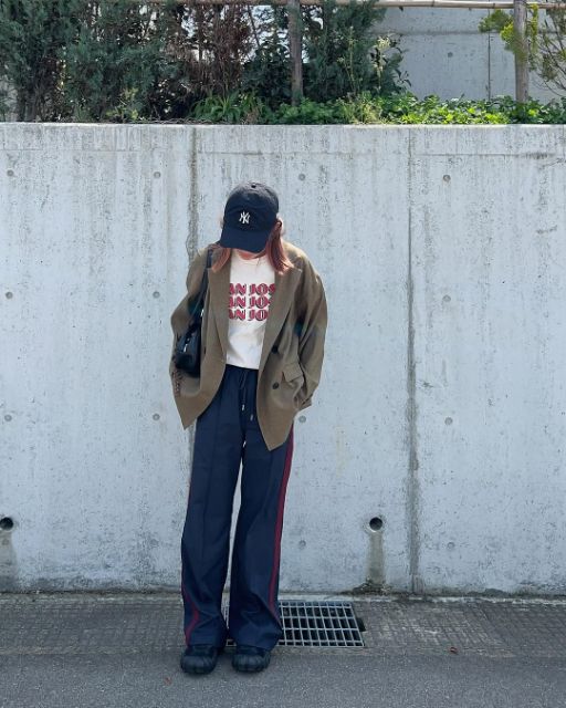 ジャケットとロゴTシャツとトラックパンツのコーデ