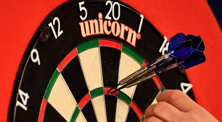 28歳日本代表MF、なんと初めてやったダーツで神業「180」を達成！レジェンド監督も「アメージング」