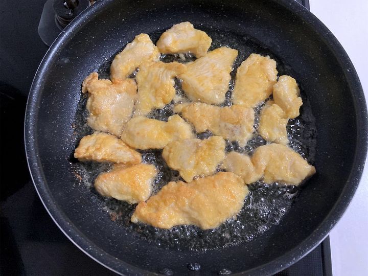 片面も揚げてきつね色になった鶏むね肉