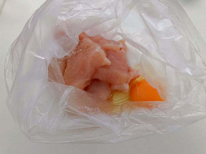 切った鶏むね肉に塩こしょうと卵を揉みこむ