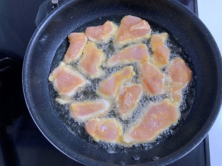 油で鶏むね肉を揚げていく