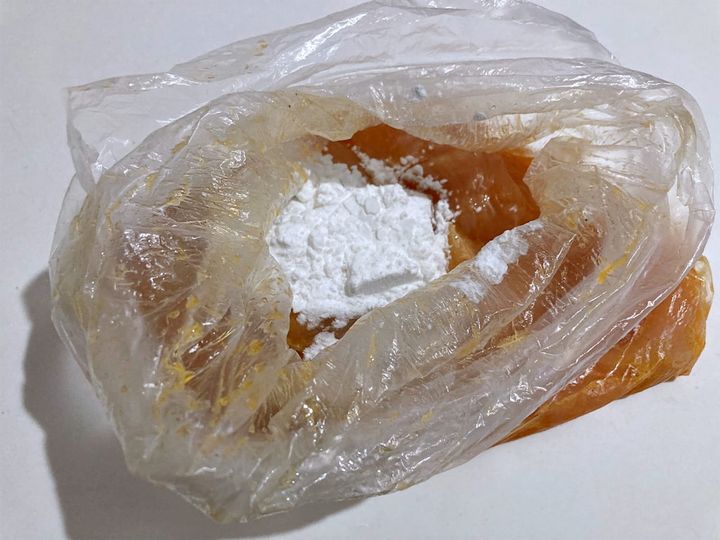 漬けておいた鶏むね肉に片栗粉をなじませる