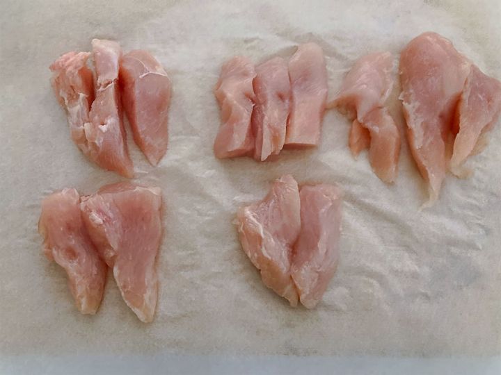 切り分けた鶏むね肉