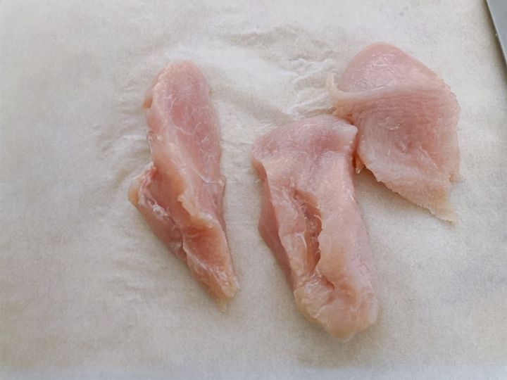 鶏胸肉を半分に切る