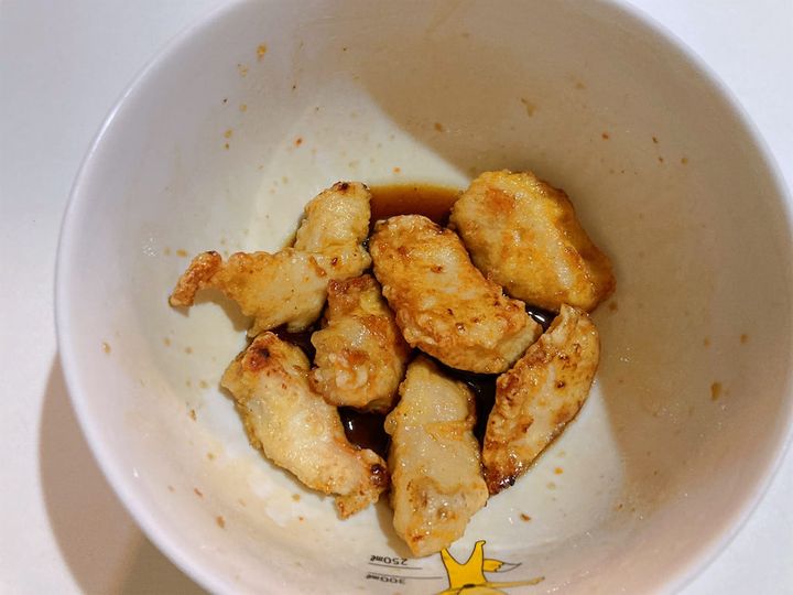 揚げた鶏むね肉をタレに絡ませる