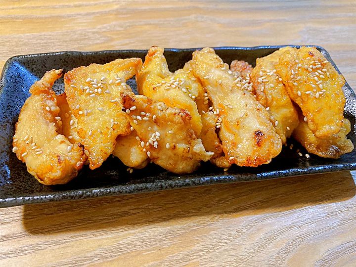 盛り付けていりゴマを振った甘辛チキンスティック
