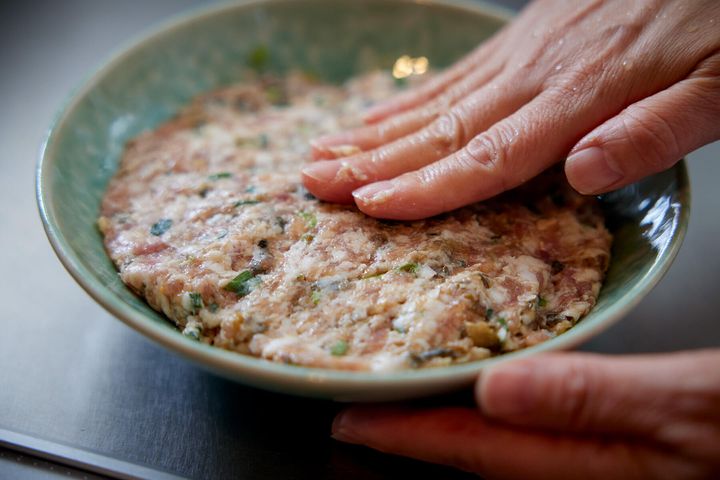 耐熱性の器に入れる