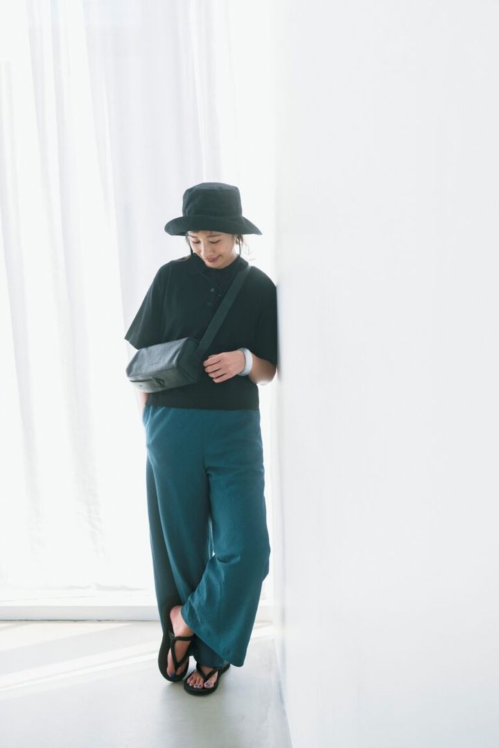 パンツ¥8,789／ドゥクラッセ、ニットポロシャツ¥2,990／無印良品（無印良品 銀座）、帽子¥4,950、バッグ¥19,800／ともにアトリエブルージュ、バングル¥4,830／アビステ、靴¥4,290／モンベル（モンベル・カスタマー・サービス）