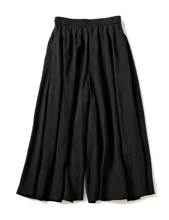 パンツ［5月発売予定］¥6,990／アンフィーロ（オンワード樫山）