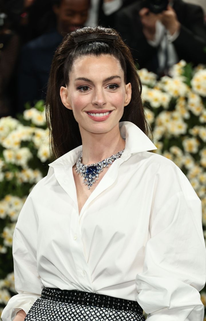 Anne Hathaway in a Bulgari necklace