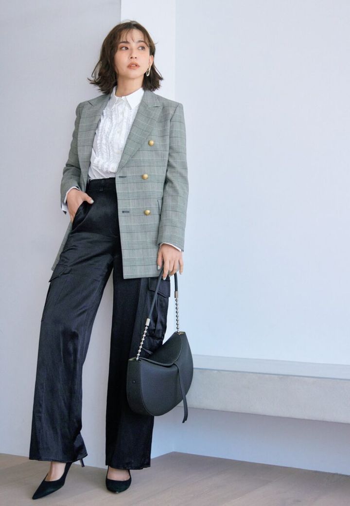 フリルブラウス×テーラードジャケット×サテンカーゴパンツ