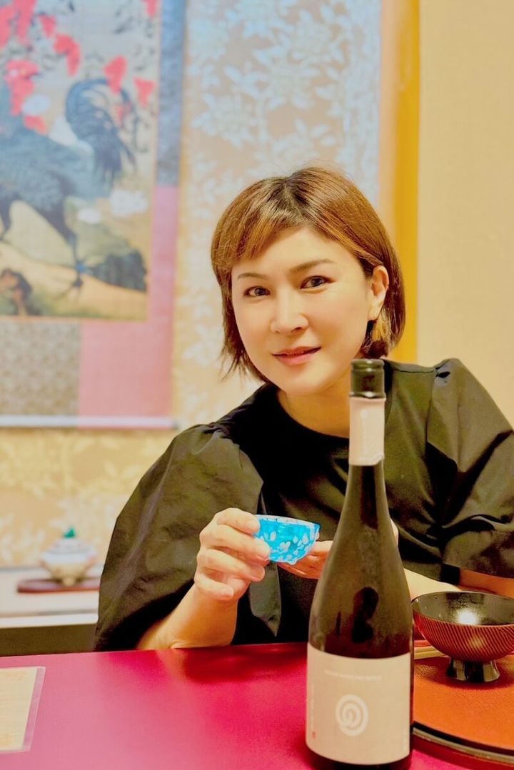 日本酒を飲んでいる落語家の三遊亭あら馬さん