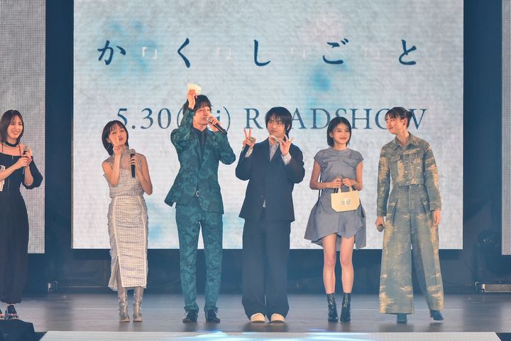 奥平大兼＆出口夏希＆佐野晶哉（Aぇ! group）らが、映画イメージの“青”のコーデでGirlsAwardに登壇！