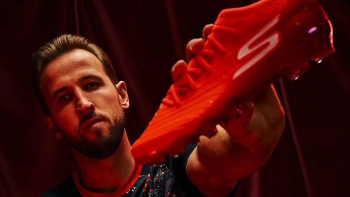 悲願の初タイトルを手にした世界的点取り屋！活躍を支えた「スケッチャーズのサッカースパイク」がこれ