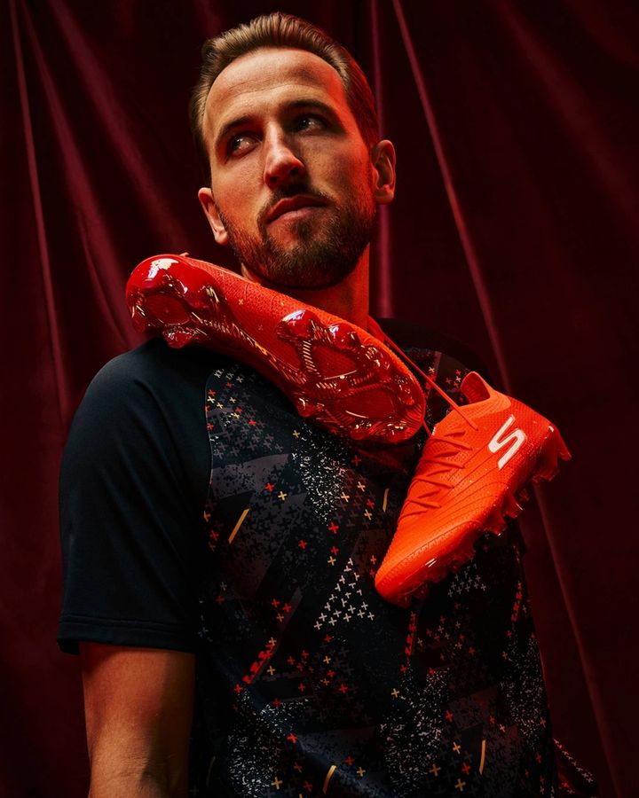 悲願の初タイトルを手にした世界的点取り屋！活躍を支えた「スケッチャーズのサッカースパイク」がこれ